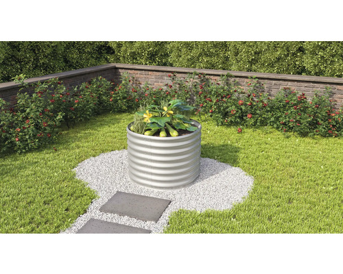 Kovový vyvýšený záhon v záhrade s výsadbou