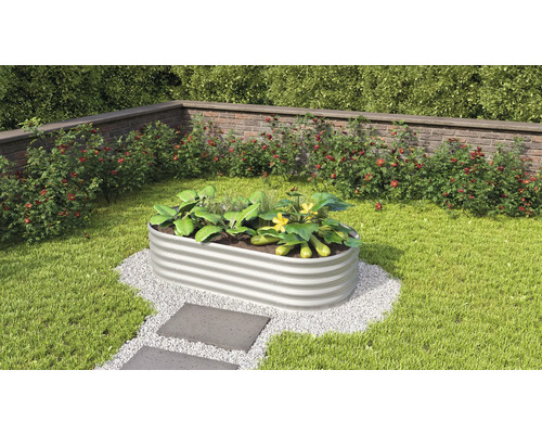 Kovový vyvýšený záhon v záhrade s rastlinami