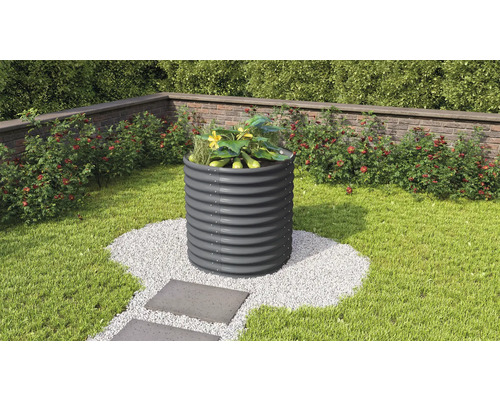 Kovový vyvýšený záhon v záhrade s rastlinami