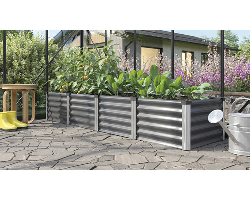 Kovový vyvýšený záhon s rastlinami, kanva a gumové čižmy