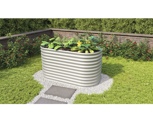 Kovový vyvýšený záhon s osadenou zeleninou v záhrade