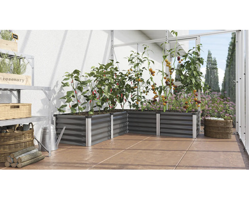 Vyvýšené záhony so zeleninou a bylinkami v skleníku.