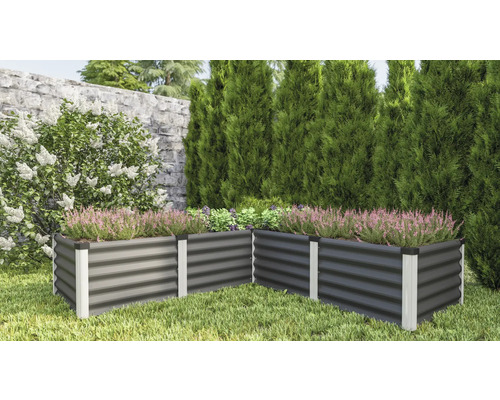 Kovový vyvýšený záhon na záhrade s rastlinami