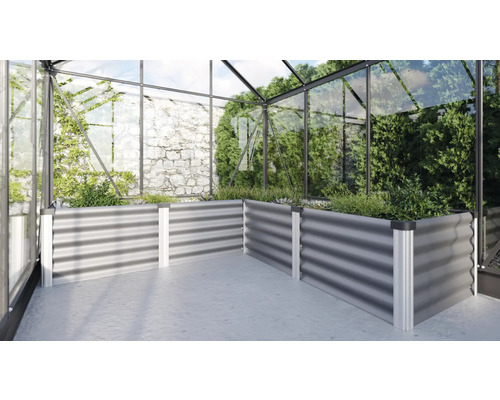 Kovový vyvýšený záhon v skleníku s rastlinami