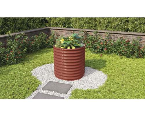 Kovový vyvýšený záhon s rastlinami v záhrade