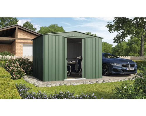 Záhradná scéna s kovovou kôlňou na náradie, v ktorej je skúter, a zaparkovaným autom