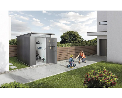 Záhradná skriňa s otvorenými dverami, vo vnútri záhradné náradie a detské hračky, v záhrade