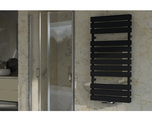 Kúpeľňová scéna so sprchovacím kútom a vodorovným radiátorom