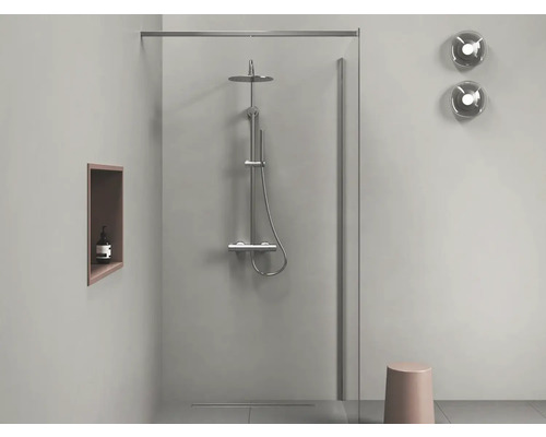 Kúpeľňa so sprchovacím kútom, dažďovou sprchou, stoličkou a nástennými svietidlami