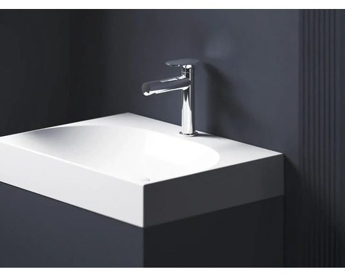 Umývadlo s batériou v kúpeľni