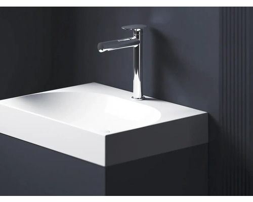 Umývadlo s batériou v kúpeľni