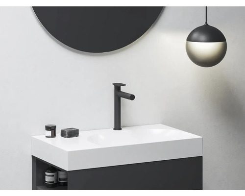 Moderná kúpeľňa s umývadlom, batériou, zrkadlom a závesnou lampou