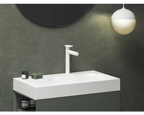 Umývadlo s batériou, mydlom a kozmetickými produktmi v modernej kúpeľni