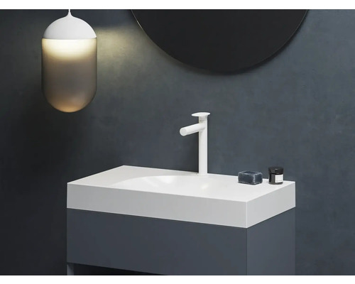 Moderná kúpeľňa s umývadlom, batériou a osvetlením