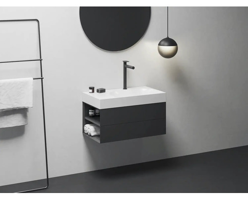 Moderná kúpeľňa s umývadlom, zrkadlom, držiakom na uteráky a osvetlením pre štýlové vybavenie.