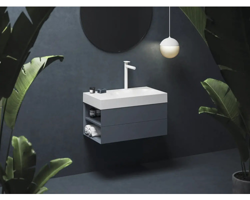 Moderná kúpeľňa s umývadlovou skrinkou, zrkadlom a závesným svietidlom