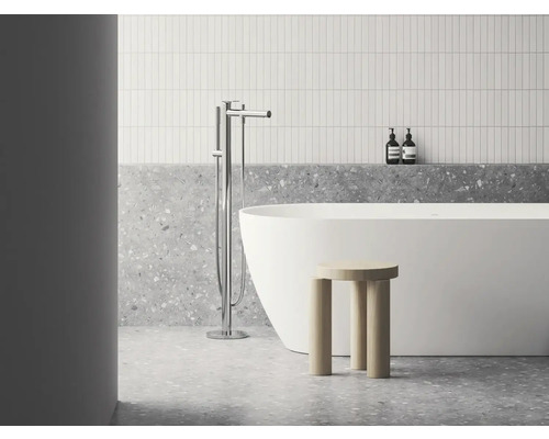 Kúpeľňa s voľne stojacou vaňou, armatúrou a stoličkou