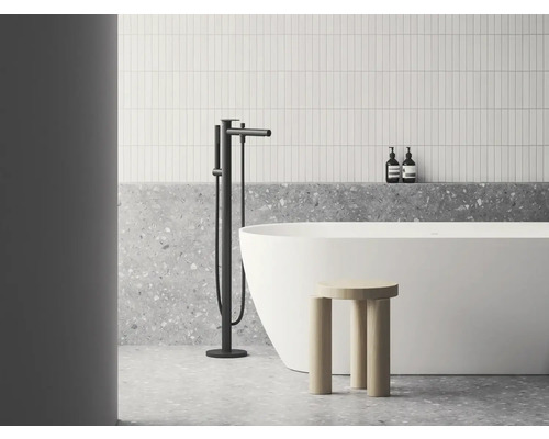 Kúpeľňa s voľne stojacou vaňou, armatúrou, stoličkou a dlaždicami