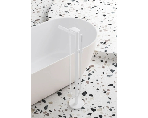 Voľne stojaca vaňa s voľne stojacou batériou na mozaikovej podlahe