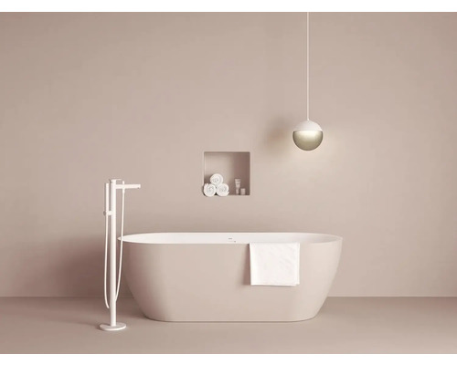 Kúpeľňa s voľne stojacou vaňou, batériou, uterákmi a závesným svietidlom