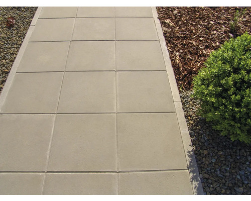 Záhradný chodník z betónových dosiek so štrkom a mulčom