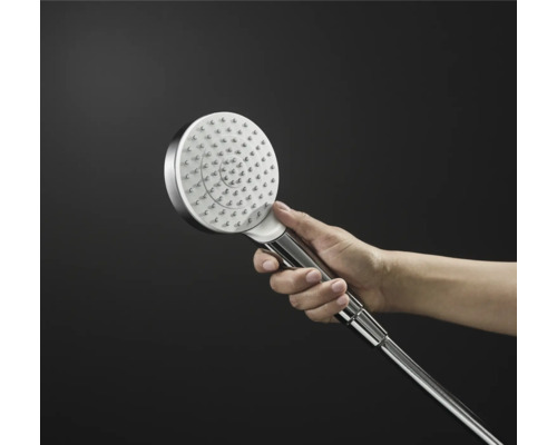 Ručná sprcha držaná v ruke