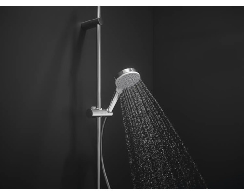 Sprchová armatúra s ručnou sprchou a sprchovou hadicou v kúpeľni