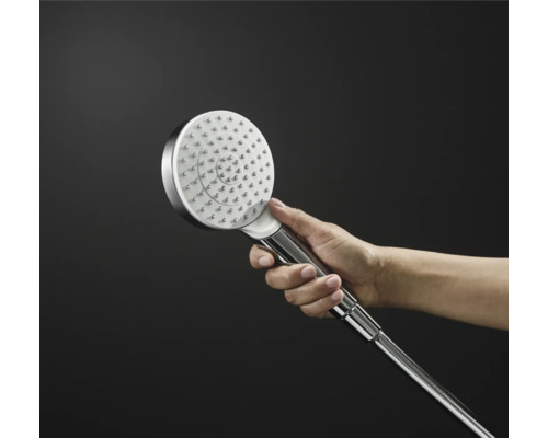 Kovová ručná sprcha držaná v ruke