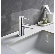 Lesklá batéria na umývadle v kúpeľni