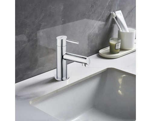 Lesklá batéria na umývadle v kúpeľni