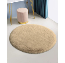 Okrúhly koberec s vysokým vlasom v interiéri