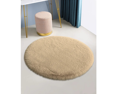 Okrúhly koberec s vysokým vlasom v interiéri