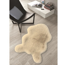 Dekoratívny koberec imitujúci ovčiu kožu vedľa stoličky a stola