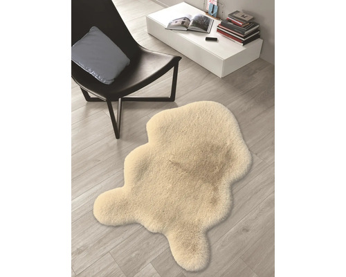 Dekoratívny koberec imitujúci ovčiu kožu vedľa stoličky a stola