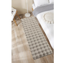 Dekoratívna spálňa s posteľou, stoličkou a obdĺžnikovým kobercom