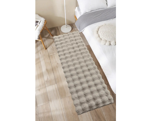 Dekoratívna spálňa s posteľou, stoličkou a obdĺžnikovým kobercom