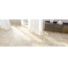 Svetlá miestnosť s podlahovými dlaždicami s mramorovým vzhľadom.