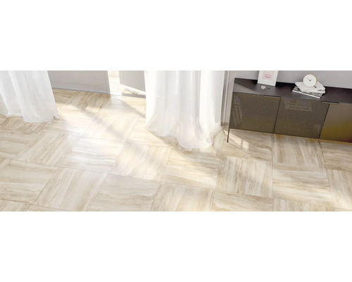 Svetlá miestnosť s podlahovými dlaždicami s mramorovým vzhľadom.