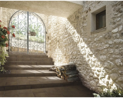 Exteriér s kamennými schodmi, kovovou bránou a kamennou stenou