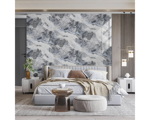 Spálňa s posteľou, nočnými stolíkmi a nástennou tapetou s motívom skaly pre moderný dizajn izby.