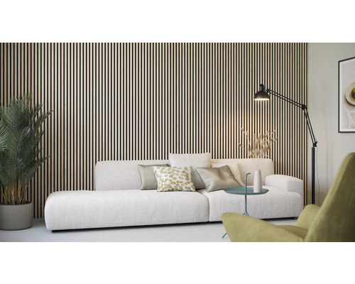 Obývacia izba s dreveným obkladom stien, pohovkou, stojacou lampou a izbovou rastlinou.