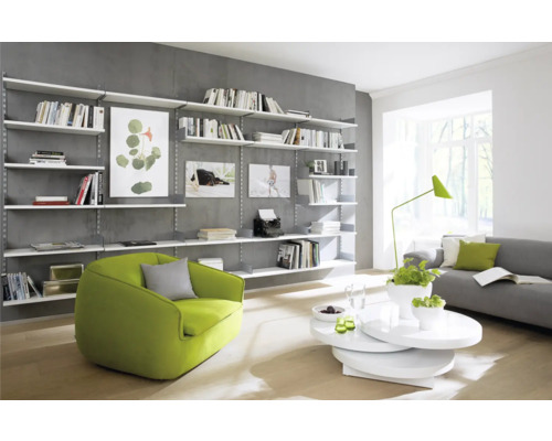 Svetlý obývací pokoj s knižnicou, kreslom a pohovkou