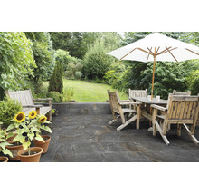 Terasa so záhradným nábytkom a slnečníkom na kamennej podlahe