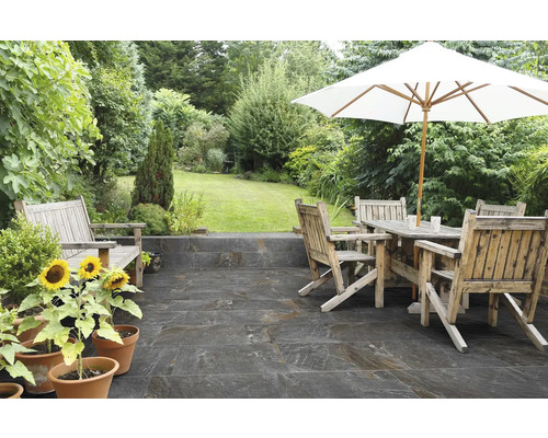 Terasa so záhradným nábytkom a slnečníkom na kamennej podlahe