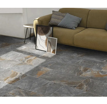 Obývacia izba s podlahovými dlaždicami so vzhľadom kameňa, pohovkou a dekoráciou