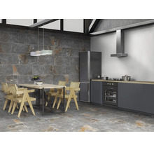 Moderný dizajn kuchyne s jedálenským stolom a stoličkami na podlahových dlaždiciach