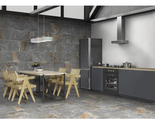 Moderný dizajn kuchyne s jedálenským stolom a stoličkami na podlahových dlaždiciach