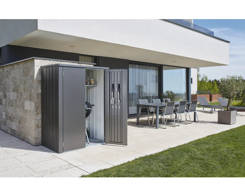 Záhradná skriňa s grilom a náradím v modernej záhrade