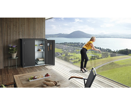 Scéna s úložnou skriňou s otvorenými dverami na terase s výhľadom na jazero