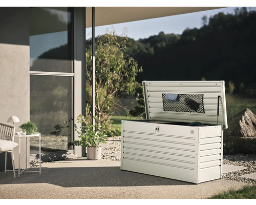 Otvorený kovový záhradný box na terase s výhľadom do záhrady